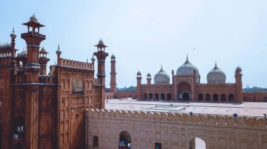 Pakistan 'ın Lahore eyaletindeki Baadshahi Mughal dönemine ait cemaat camisine hava görüntüsü