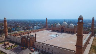 Pakistan 'ın Lahore eyaletindeki Baadshahi Mughal dönemine ait cemaat camisine hava görüntüsü