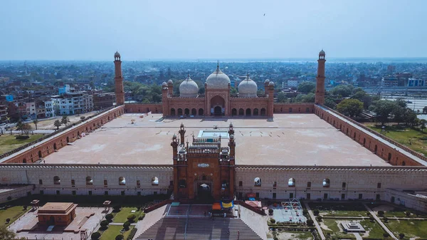 Pakistan 'ın Lahore eyaletindeki Baadshahi Mughal dönemine ait cemaat camisine hava görüntüsü