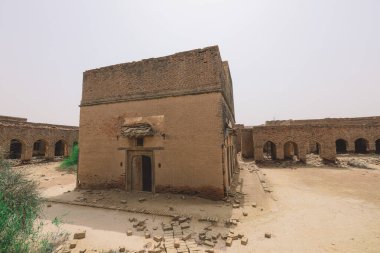 Pakistan Cholistan Çölü 'ndeki Derawar Kalesi' nin Tuğla Kum Kemerleri ve İç Odası Harabelerinin İç Görünümü