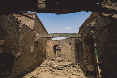 Pakistan Cholistan Çölü 'ndeki Derawar Kalesi' nin Tuğla Kum Kemerleri ve İç Odası Harabelerinin İç Görünümü