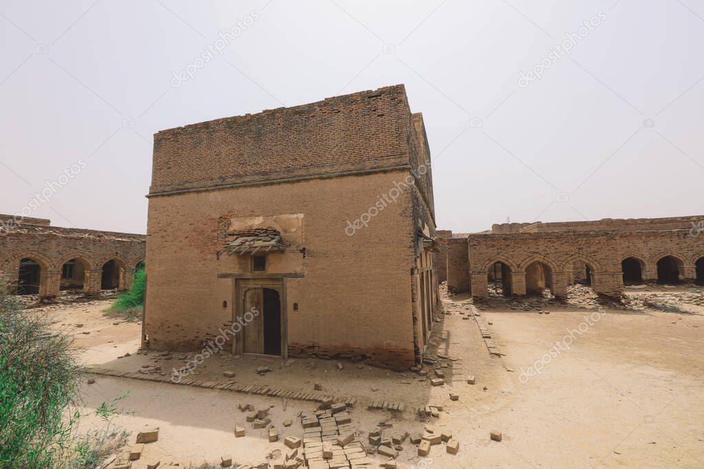 Vista interior de los arcos arenosos de ladrillo y las ruinas de la
