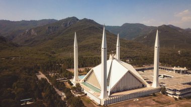 Pakistan 'ın başkenti İslamabad' daki Margalla Hills 'in eteklerindeki Ana Faisal Camii' nin hava görüntüsü.