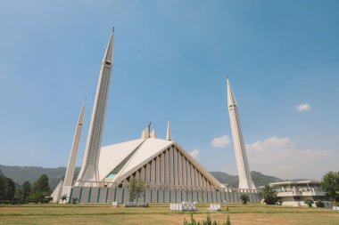 Pakistan 'ın başkenti İslamabad' daki Margalla Hills 'in eteklerindeki Ana Faisal Camii' nin hava görüntüsü.