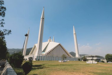 Pakistan 'ın başkenti İslamabad' daki Margalla Hills 'in eteklerindeki Ana Faisal Camii' nin hava görüntüsü.