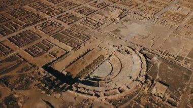 4K Görüntüler, antik Timgad, Cezayir harabelerinin havadan görünüşü 