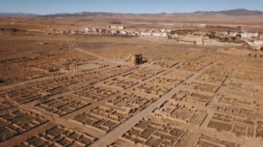 4K Görüntüler, antik Timgad, Cezayir harabelerinin havadan görünüşü 