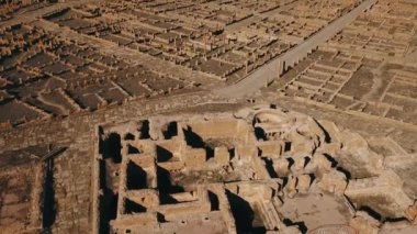 4K Görüntüler, antik Timgad, Cezayir harabelerinin havadan görünüşü 