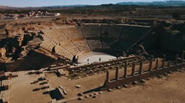 4K Görüntüler, antik Timgad, Cezayir harabelerinin havadan görünüşü 