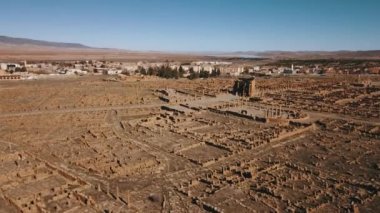 4K Görüntüler, antik Timgad, Cezayir harabelerinin havadan görünüşü 
