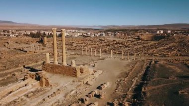4K Görüntüler, antik Timgad, Cezayir harabelerinin havadan görünüşü 