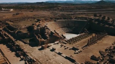 4K Görüntüler, antik Timgad, Cezayir harabelerinin havadan görünüşü 