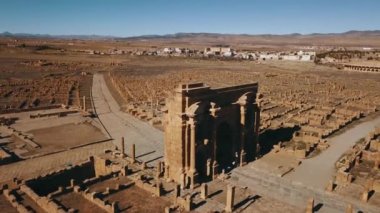 4K Görüntüler, antik Timgad, Cezayir harabelerinin havadan görünüşü 