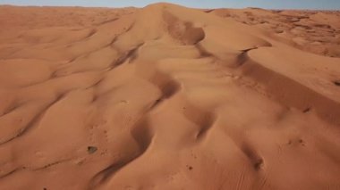 4K Görüntüler, Sahra Çölü 'nün havadan görünüşü, Cezayir, Taghit yakınlarında. 