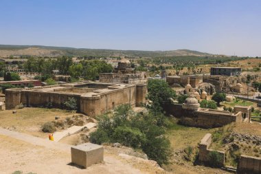 Shri Katas Raj Tapınağı 'nın yıkıntılarına panoramik bakış, aynı zamanda Qila Katas olarak da bilinir, Pakistan' ın Punjab eyaletindeki birçok Hindu tapınağının kompleksi.