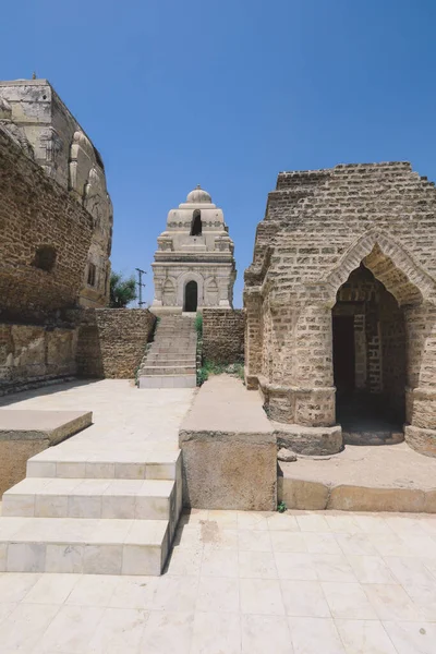巴基斯坦旁遮普省几座印度教寺庙的建筑群 也被称为Qila Katas的Shri Katas Raj寺遗址全景 图库照片