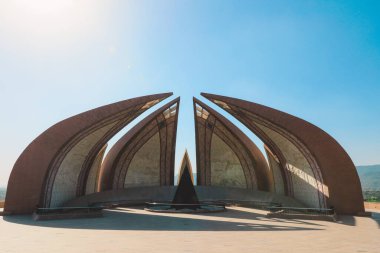 Pakistan Ulusal Anıtı, Pakistan 'ın İslamabad kentindeki Shakarparian Tepeleri' nin batısındaki Lotus Yaprakları ile ilginç bir manzara.