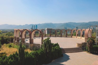 Pakistan Ulusal Anıtı 'nın dış mermer kemerleri, Pakistan' ın İslamabad kentindeki Shakarparian Tepeleri 'nin batısındaki Lotus Yaprakları ile.