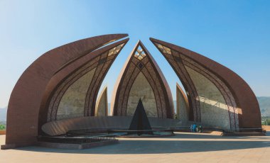 Pakistan Ulusal Anıtı, Pakistan 'ın İslamabad kentindeki Shakarparian Tepeleri' nin batısındaki Lotus Yaprakları ile ilginç bir manzara.