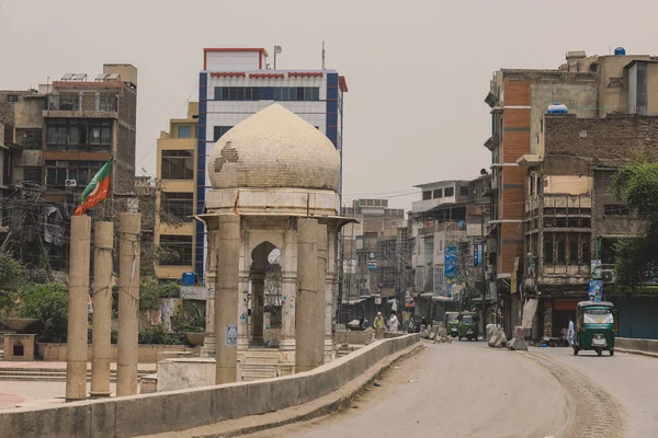 建物や空の道路とパキスタンペシャワール市内中心部の古い通りへの興味深い眺め — ストック写真