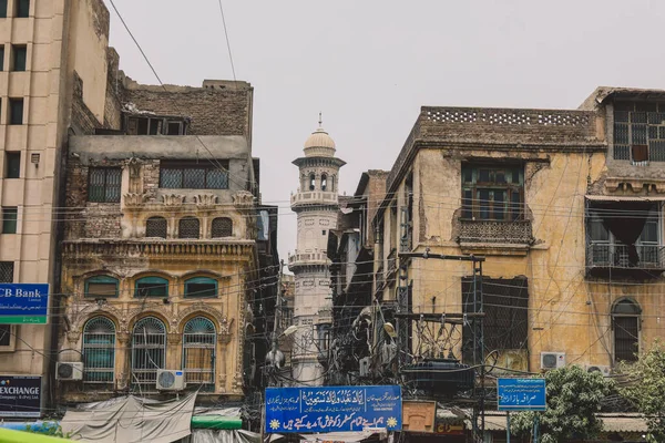 建物や空の道路とパキスタンペシャワール市内中心部の古い通りへの興味深い眺め — ストック写真