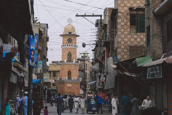 Peshawar Pakisztán 2021 Július Zsúfolt Pakisztáni Belváros Mindennapi Élete Épületekkel — Stock Fotó