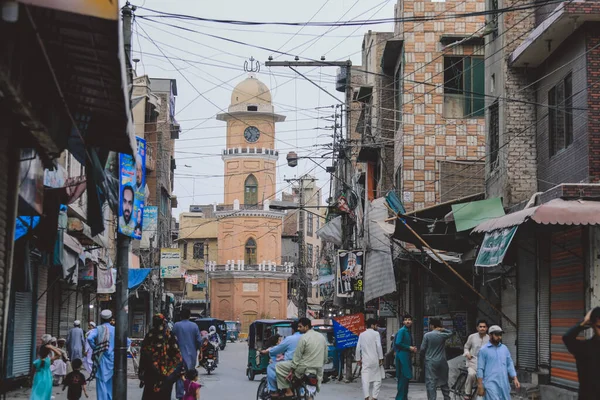 Peshawar Pakisztán 2021 Július Zsúfolt Pakisztáni Belváros Mindennapi Élete Épületekkel — Stock Fotó