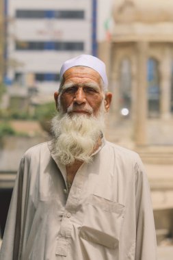 Peşaver, Pakistan - 21 Temmuz 2021: Peşaver Şehir Merkezi 'nde Sakallı Yaşlı Pakistanlı Adam