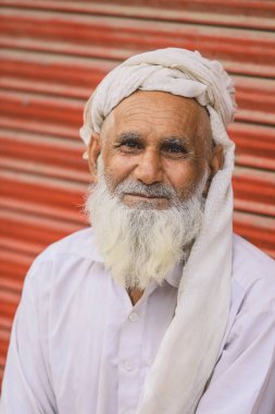 Peşaver, Pakistan - 21 Temmuz 2021: Peşaver Şehir Merkezi 'nde Sakallı Yaşlı Pakistanlı Adam