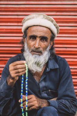 Peşaver, Pakistan - 21 Temmuz 2021: Peşaver Şehir Merkezi 'nde Sakallı Yaşlı Pakistanlı Adam
