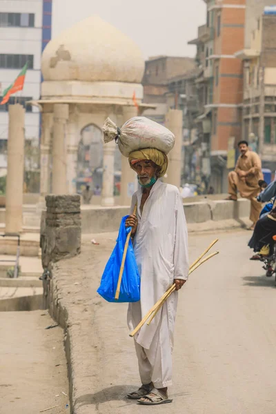 Пешавар Пакистан Липня 2021 Стара Пакистанська Людина Колодою Центрі Пешавар — стокове фото