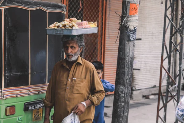 Peszawar Pakistan Lipca 2021 Miejscowa Ludność Zatłoczonych Ulicach Centrum Peszawaru — Zdjęcie stockowe