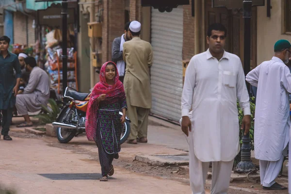 Peshawar Pakistan Iulie 2021 Localnicii Străzile Aglomerate Din Centrul Orașului — Fotografie, imagine de stoc