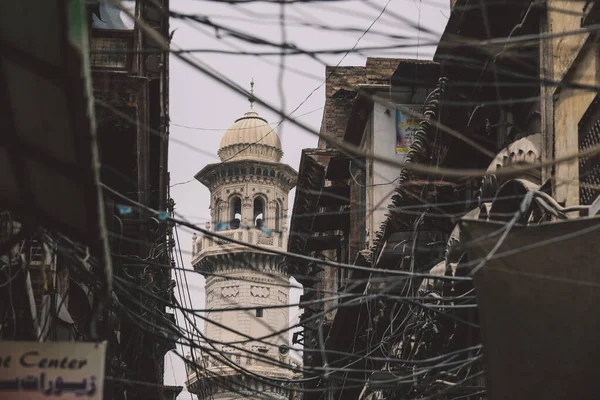 パキスタン ペシャワール市内中心街の白いモスクミナレットとワイヤーをご覧ください — ストック写真