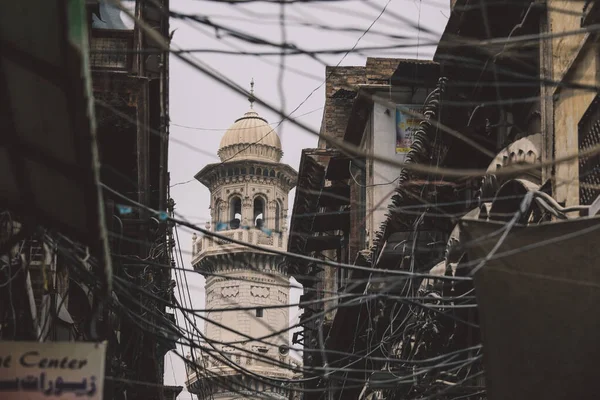 Näkymä Valkoiseen Moskeijaan Minaret Johdot Peshawar City Center Street Pakistan — kuvapankkivalokuva