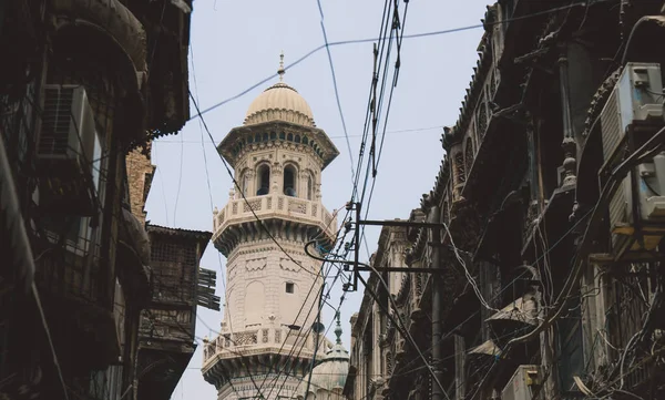 Näkymä Valkoiseen Moskeijaan Minaret Johdot Peshawar City Center Street Pakistan — kuvapankkivalokuva