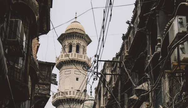 Kilátás Fehér Mecset Minaret Vezetékek Peshawar City Center Street Pakisztán — Stock Fotó