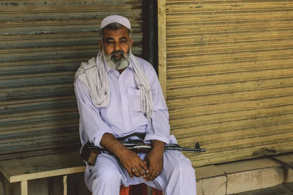 Peshawar Pakistan Iulie 2021 Bătrânul Barbă Albă Pistolul Real Strada — Fotografie, imagine de stoc