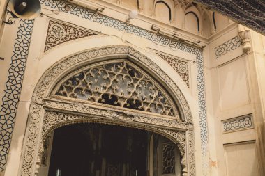 Peşaver, Pakistan 'daki Mahabat Han Camii' nin dışındaki Babür camii.