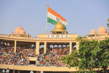 Wagah Sınırı, Pakistan - 22 Temmuz 2021: Hindistan ve Pakistan bayraklarıyla Attari-Wagah sınırına bakın