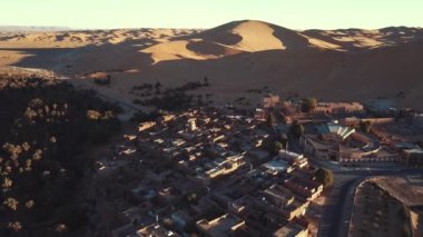 4K Görüntüler, Sahra Çölü, Cezayir 'deki antik Taghit' in havadan görünüşü 