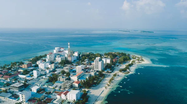 Mavi Okyanus Suyu ve Cennet Sahil Hattı, Maldivler ile Maafushi (Kaafu Mercan) Cennet Adası