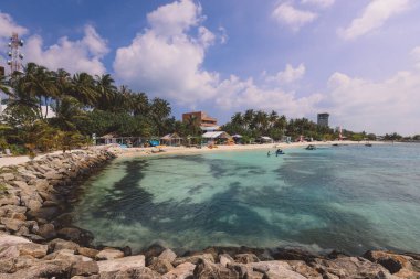 Maafushi, Maldivler - 20 Ağustos 2021: Maafushi 'deki Halk Sahili (Kaafu Mercan Adası)