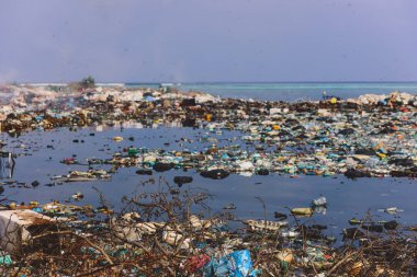 Maafushi Adası, Maldivler 'in sahil şeridine atık püskürtmenin ekolojik sorunu