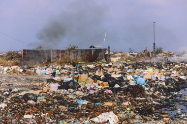 Maafushi Adası, Maldivler 'in sahil şeridine atık püskürtmenin ekolojik sorunu