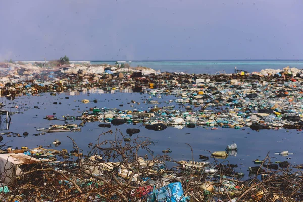 Ökologisches Problem Durch Qualmende Mülldeponien Der Küste Der Insel Maafushi — Stockfoto