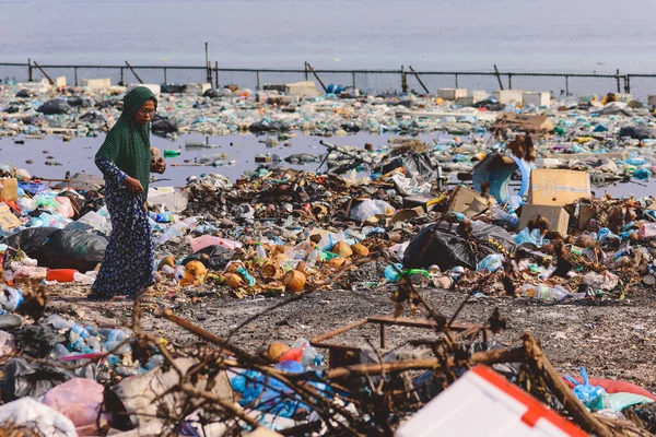 Maafushi, Maldivler - 25 Haziran 2021: Maldivler 'in Maafushi Adası sahilindeki Fuming Atık Çöplüğü' nde Yaşlı Yerli Kadın