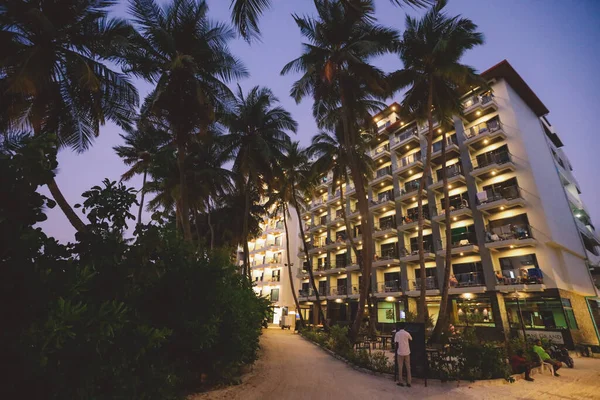 Maafushi Maldives June 2021 Sunset View Hotel Building Palm Trees — Stock Photo, Image