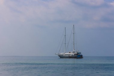 Maafushi, Maldivler - 25 Haziran 2021: Hint Okyanusu 'nda Maafushi Adası yakınlarında alkollü içeceklerle ticaret yapan özel tekne