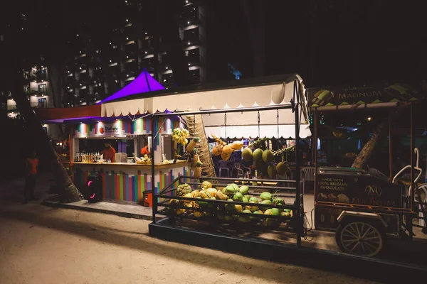 马尔代夫Maafushi 2021年6月25日 Maafushi街夜晚水果商店的不同水果和蔬菜 — 图库照片